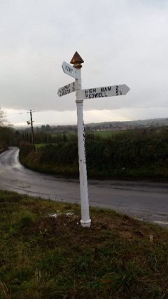 'New' fingerpost Dec '17 replacing post damaged by Highways contractor.